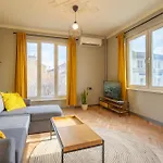Golden Glow Apartment *
