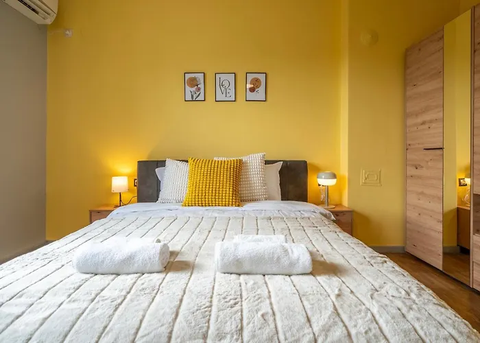 Golden Glow Apartment *