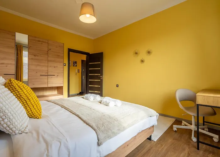 Golden Glow Apartment *