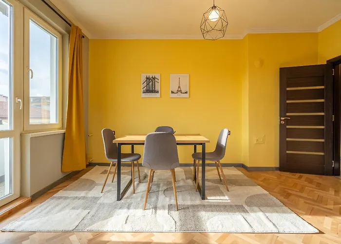 Golden Glow Apartment *